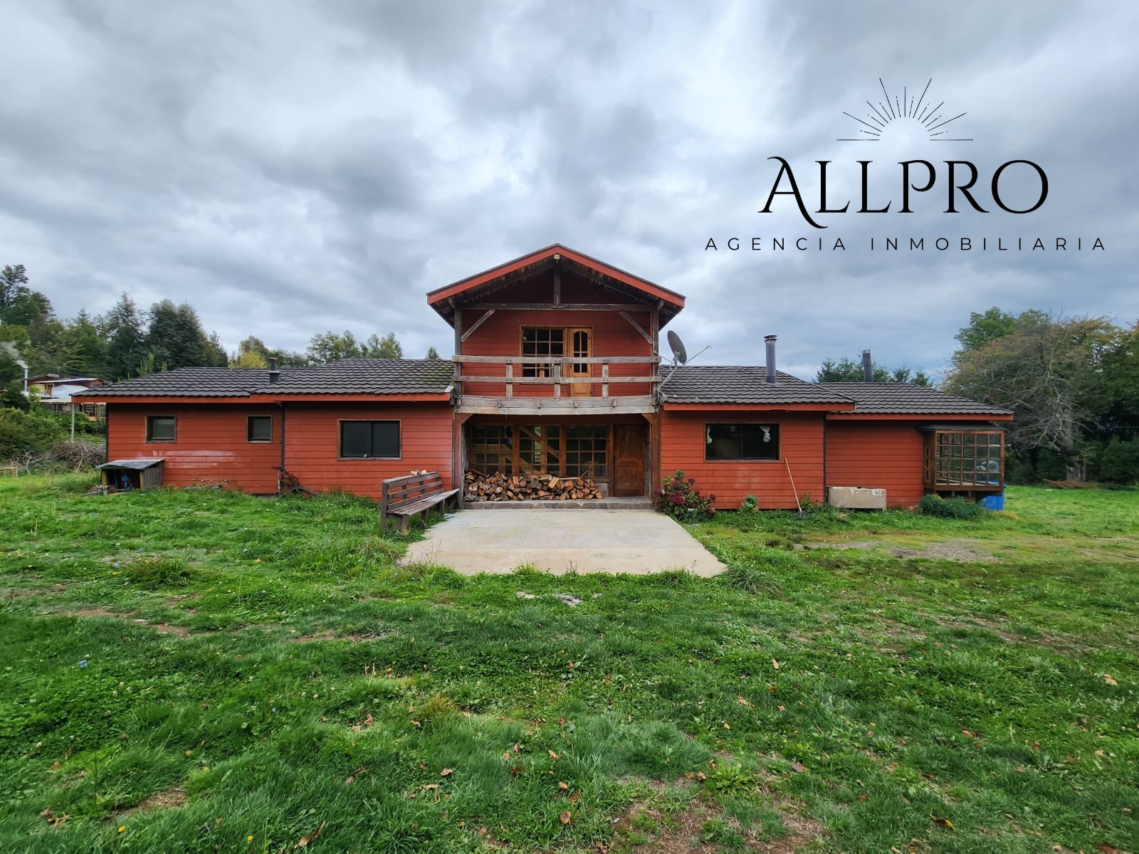 ¡Oportunidad!  Amplia casa en venta, 2 cabañas, piscina y galpón, sector Candelaria, Pucón - Cercana al centro de Pucón